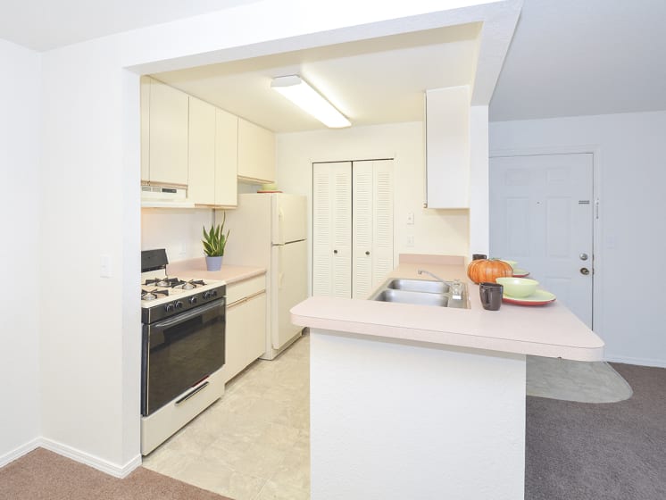 Fully-Equipped Kitchen with Breakfast Bar